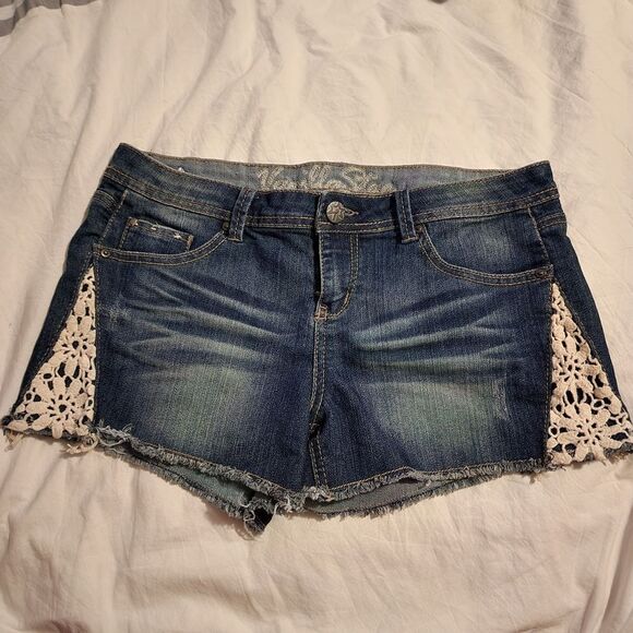 Vanilla Star 15 Juniors frayed Jean shorts with crochet lace - Picture 1 of 5